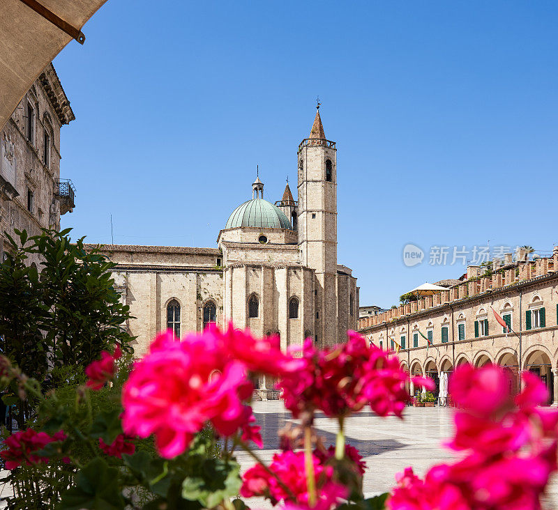 意大利市场Ascoli Piceno的Popolo广场